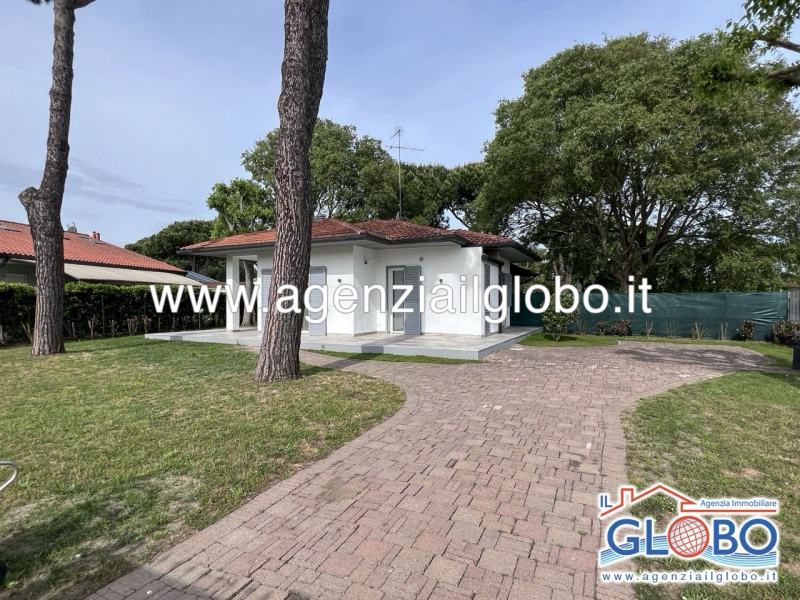 CLUB 49 - villa trilocale indipendente, completamente ristrutturata, con ampio giardino privato e doppi servizi in affitto ai Lidi di Comacchio